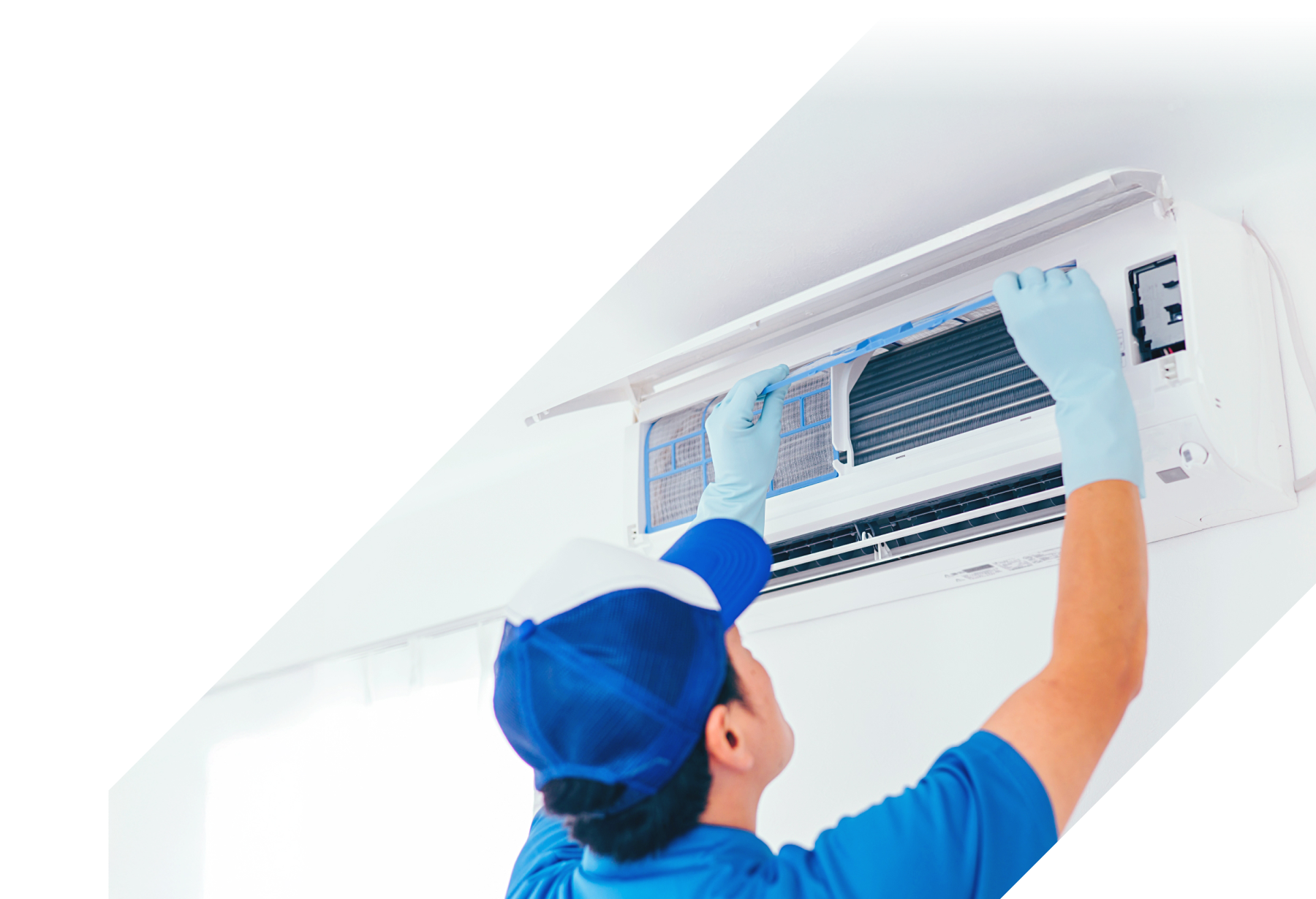 エアコン修理作業の画像