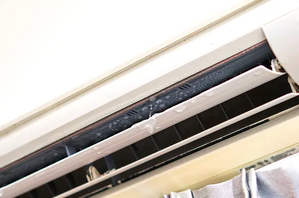 エアコンを操作している