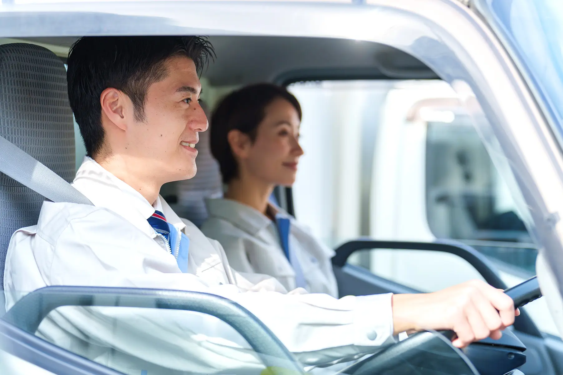 トラックを運転している